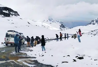 Manali to Baralacha Pass Taxi