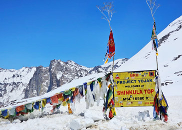 Maruti Suzuki Jimny 4x4 taxi from Manali to Shinkula Pass for high altitude Himalayan travel